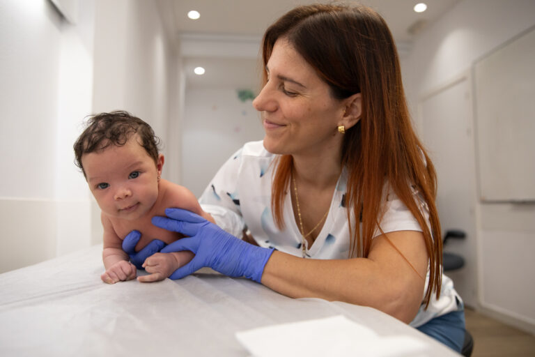 Clara Comes Fisiopediatrica neonato 360 bebe masaje boca abajo
