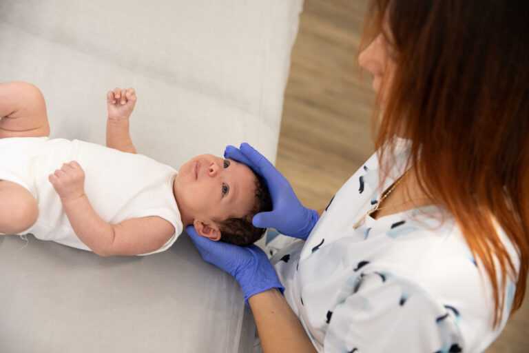 Clara Comes Fisiopediatrica neonato 360 bebe masaje craneal