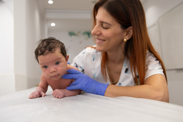 Clara Comes Fisiopediatrica neonato 360 bebe masaje espalda