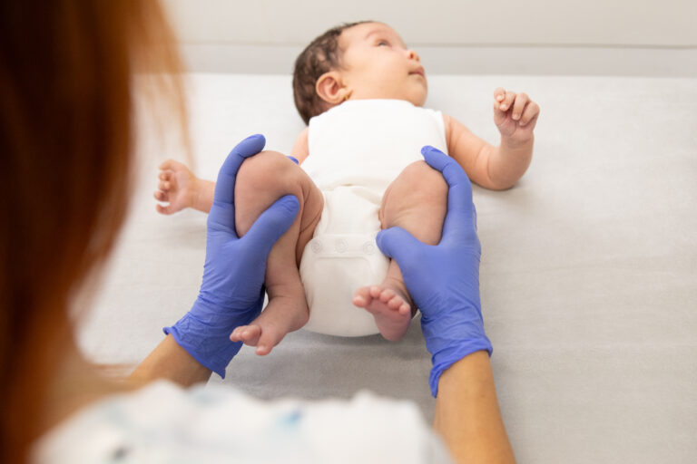 Clara Comes Fisiopediatrica neonato 360 bebe masaje piernas