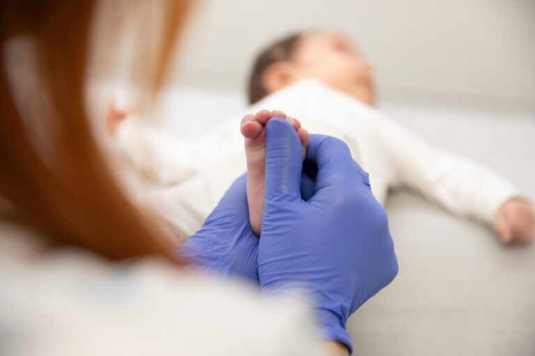 Clara Comes Fisiopediatrica neonato 360 bebe masaje pies