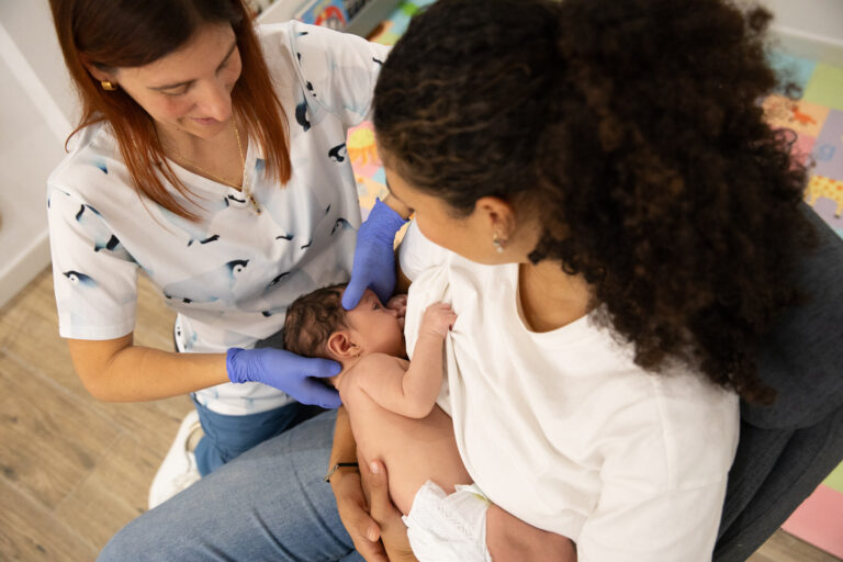 Clara Comes Fisiopediatrica neonato 360 bebe postura amamantar